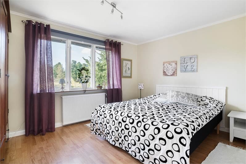 Skandinavisk soveværelse før AI-homestaging - tomt eller umøbleret rum der har brug for virtuel styling