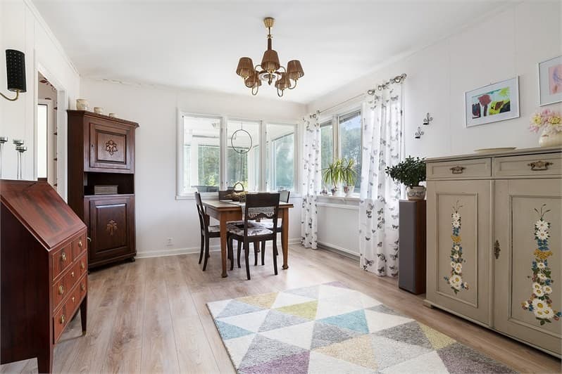 Moderne stue før AI-homestaging - tomt eller umøbleret rum der har brug for virtuel styling